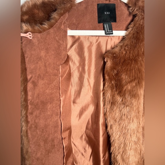 2 brand new fur jackets ! One fur vest & one long sleeve ! - Picture 8 of 9